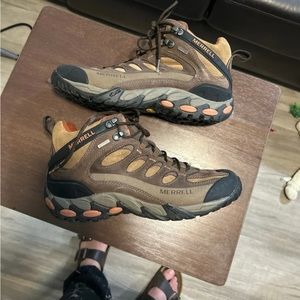 Mens 10.5 merrell hiking boots worn 4 times